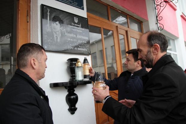 Під час відкриття меморіальної дошки про Михайла Костишина згадували його матір, односельці, учні й вчителі школи | Фото