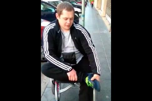 Олег Івахнюк сам радіє власним успіхам. Раніше він не міг навіть сидіти | Фото: Скрін з відео