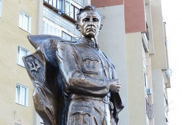 Екскурсія з історії УПА проляже до пам'ятника Генерал-хорунжому УПА Роману Шухевичу, а далі &mdash; до пам'ятн