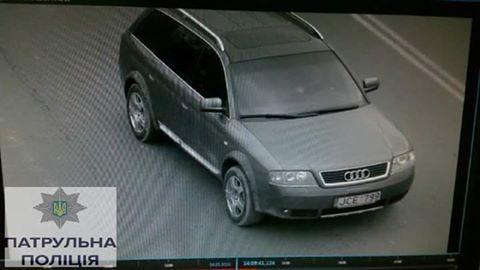 За словами поліції, грабіжники втекли на оцій автівці