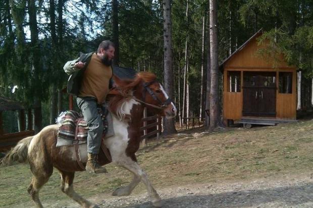 Володимир Безрукий у Карпатах "проміняв" пензля на коня | Фото: Nataliya Serbyn/Facebook