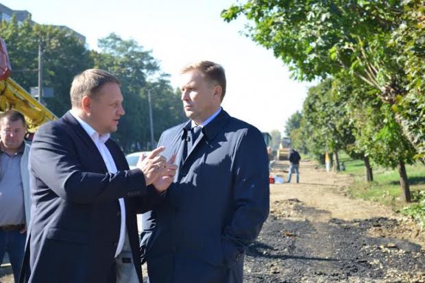 Нардеп Олександр Шевченко та голова ОДА Олег Гончарук під час ремонту Набережної | Фото: Відкриті джерела