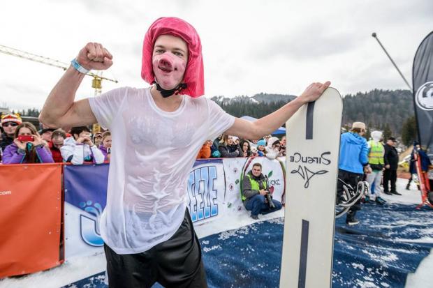 Серед безлічі яскравих ідей виступу та костюмів були трансформери, щасливі тещі, герої мультфільмів South Park та Посіпа