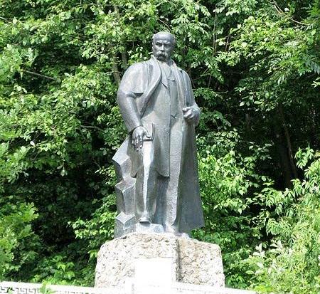 Тепер з гори на місцевих і тисячі приїжджих дивиться Тарас Григорович