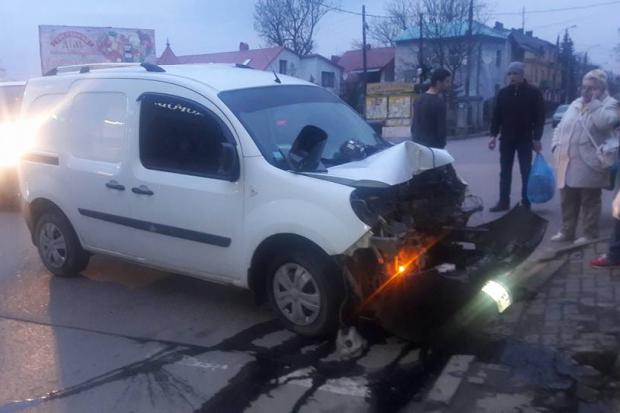 Як стверджує журналіст Євген Гапич, в машині перебували двоє колишніх працівників Коломийської прокуратури | Фото: Олег 