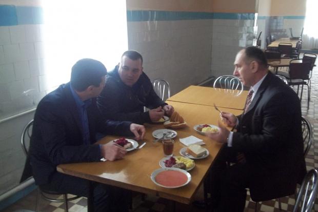 Обід у гімназії посадовцям сподобався | Фото: Любомир Жупанський