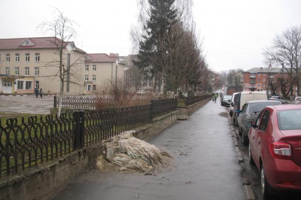 Пісок, залишений на тротуарі, обходять пішоходи | Фото: НЕ for МАТ Калуш/Facebook