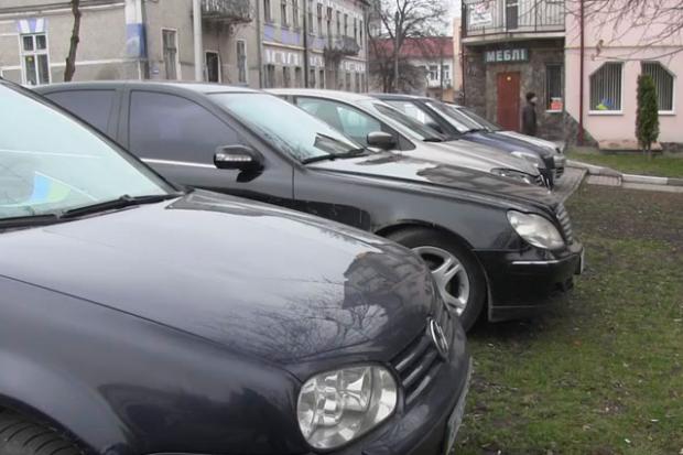 Яскравий приклад авторагулізму у Калуші &ndash; ряд автомашин, припаркованих на бруківці тротуару на вулиці Шевченка пор