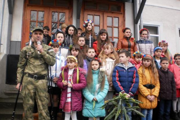 Пам'ятник на Косівщині відкривали учасник АТО, діти , влада і громада | Фото: прес-служба Косівської РДА