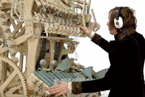 Механізм запускається вручну, а для запису звуку використовуються вбудовані мікрофони і мікшери