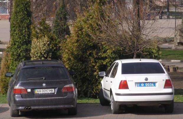 Службова автівка Національної поліції паркувалася серед решти порушників правил паркування | Фото: Скрін з відео
