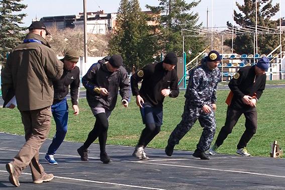 Претенденти на службу в підрозділ мали за визначений нормативами час подолати дистанцію, здати підтягування на переклади