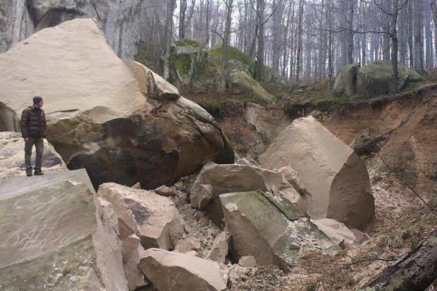 Нещодавно обвалилася скеля під назвою "Чугайстр" | Фото: Gorgany.com