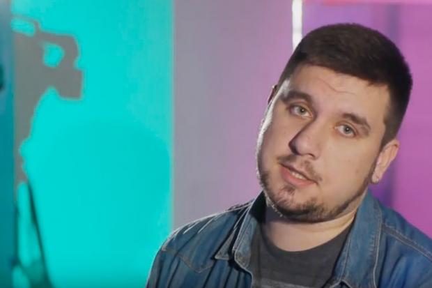 Компанія парашутистів, з якими стрибає Роман, зазвичай нараховує 5-6 людей | Фото: Скрін з відео