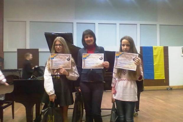 Від організаторів конкурсу переможці отримали дипломи, цінні подарунки та автобусну екскурсію Києвом