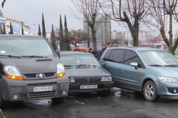 Дві автівки загальмували перед пішохідним переходом, третя &mdash; хотіла між ними "протиснутися" | Фото: Скрі