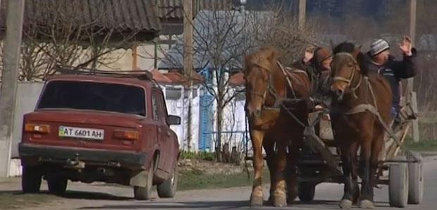 Як би тяжко селяни не працювали і не горбатилися на своїх городах &ndash; землю вони не лишать | Фото: Скрін з відео