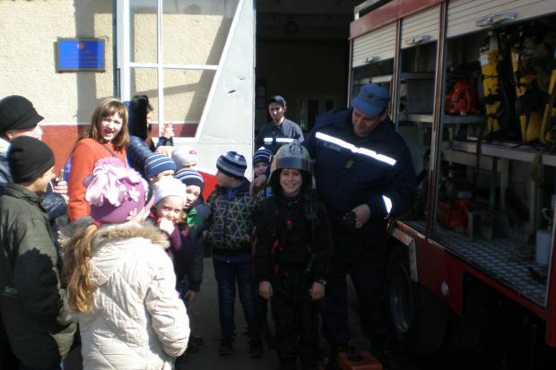 Всі охочі з задоволенням одягали бойовий одяг і спорядження, аби відчути, як працюють рятівники | Фото: Калуський МРВ УД