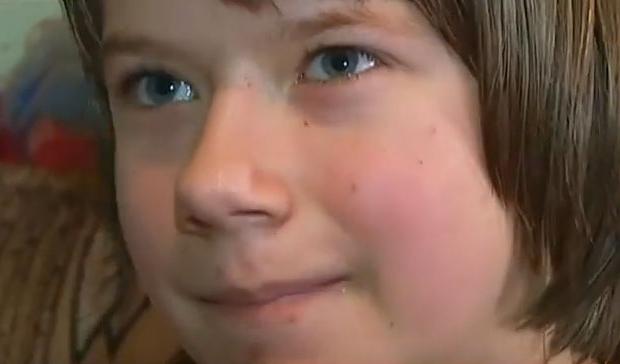 Спочатку до дівчинки ходила вчительна місцевої школи, але потім родині відмовили у навчанні | Фото: Скрін з відео