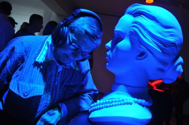 "Побачити" експонати люди з обмеженим зором можуть через дотик. Колір для скульптур вибирали глухонімі діти | 