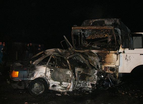 Працівники пожежно-рятувальної служби загасили автомобілі та за допомогою спеціального обладнання деблокувалия тіл загиб