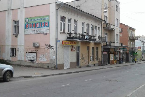 Майстер графіті наразі орудує де хоче, не задумуючись про зовнішній вигляд міста | Фото: НЕ for МАТ Калуш