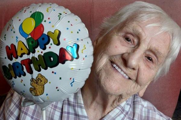 Жінка живе одна відтоді як помер її чоловік та донька | Фото: /life.pravda.com.ua