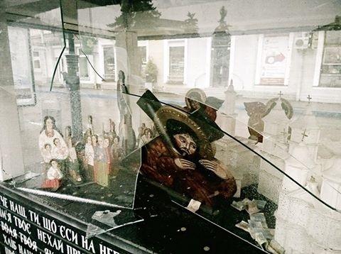 Вандали розбили інсталяцію "Хресна дорога"