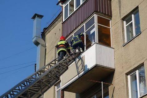 Рятувальники були готові забратися у квартиру через вікно | Фото: Долинський районний відділ Управління ДСНС