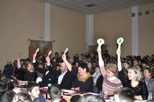 Учасники змагалися у трьох конкурсах: візитці та тему &ldquo;Раді познайомитися&rdquo;, розминці &ldquo;Шкільна перерва&