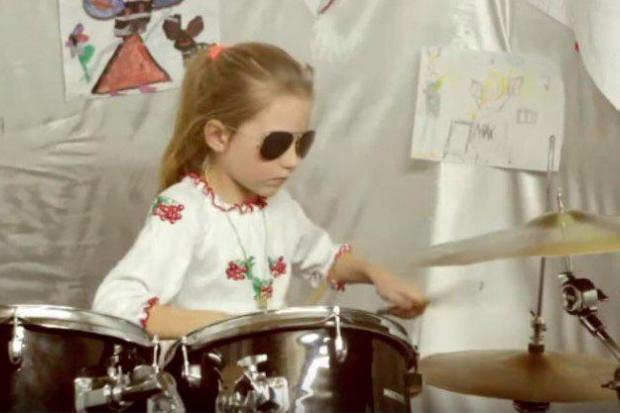 Семирічна барабанщиця стала відомою завдяки каверам на хіти свого улюбленого гурту Mad Heads