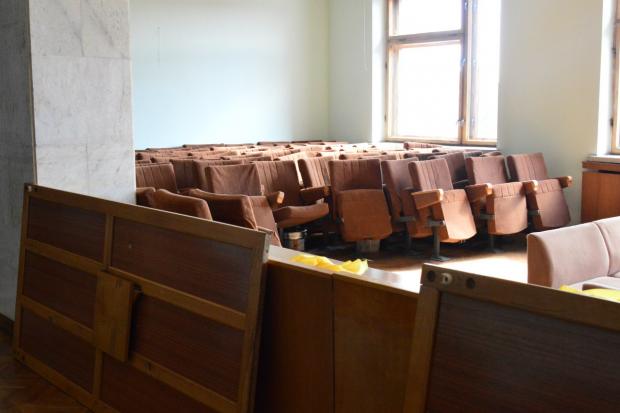 Наразі із залу винесли крісла та починають зривати підлогу | Фото: firtka.if.ua