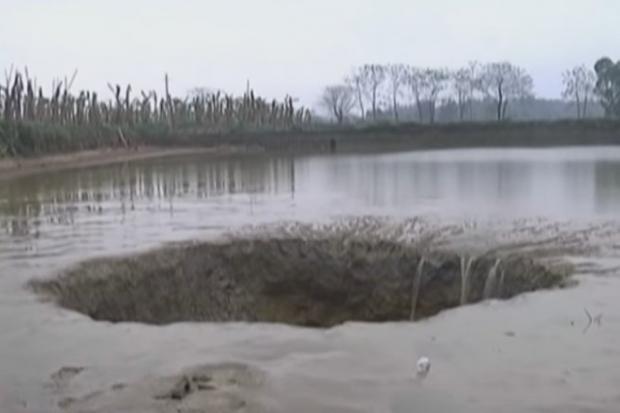 Ставок залишився без води майже повністю, в місцевий фермер, який вирощував у ньому рибу, оцінює фінансові втрати | Фото