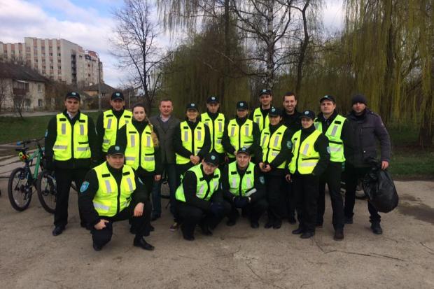 Муніципальна поліція прибрала сміття. Наступного разу, обіцяють інспектори, за засмічення будуть штрафувати | Фото: Миха