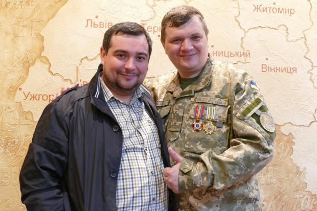 Ігор Ткач (зліва) тепер буде з'ясовувати, чого футболістів нагородили вогнепальною зброєю