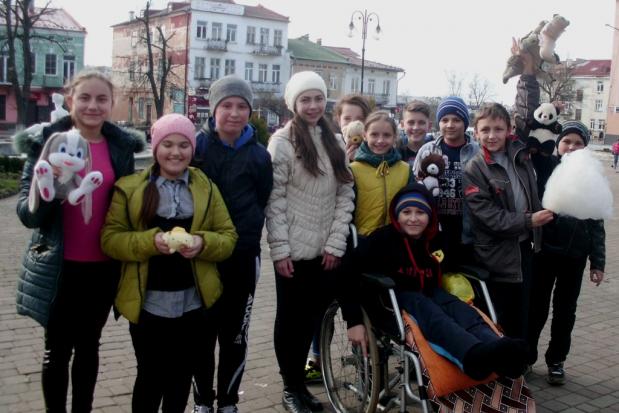 Учні навчальних закладів міста продавали зібрані заздалегідь іграшки, щоб передати гроші на лікування семикласника | Фот