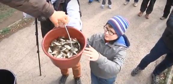 Рибалки кажуть: гроші на акцію збирали впродовж усієї зими | Фото: Скрін з відео