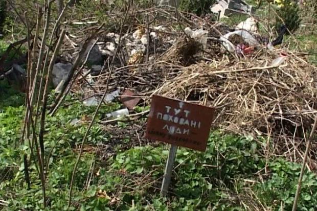 На старому кладовищі у Калуші нікому доглядати за могилами | Фото: Руслана Овсієнко/Facebook
