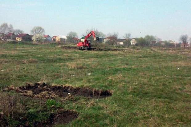 Лише за один день із поля було вивезено зо два десятки машин землі | Фото: ntktv.ua