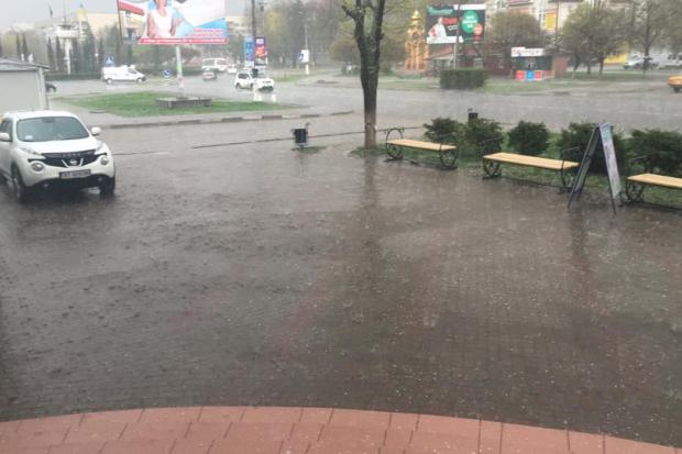 На проспекті Лесі Українки &mdash; град | Фото: Іван Лущ