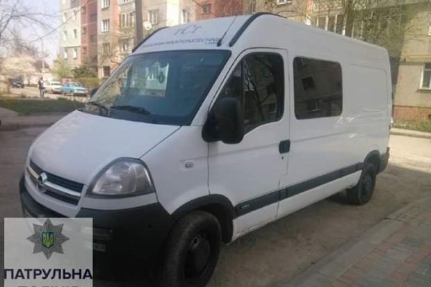 Саме цей мікроавтобус розшукували патрульні, зокрема, і через соцмережу