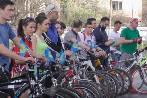 Під час акції вдалося зібрати понад 800 гривень для допомоги важкохворій дівчинці | Фото: Скрін з відеол