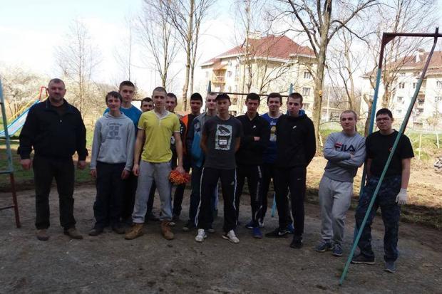 Прибирати береги Сівки цього разу допомагали студенти | Фото: Олег Нижник/Facebook