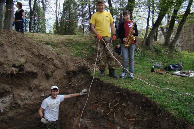 До розкопок приєдналися волонтери Віктор Павлів та Василь Фіцак | Фото: Віктор Павлів