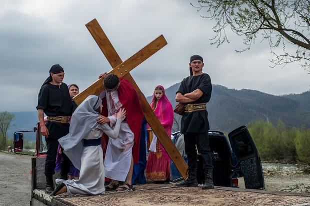 Хресна хода розпочалася від початку села Ясень до церкви &laquo;Святих первоверховних апостолів Петра і Павла&raquo; | Ф
