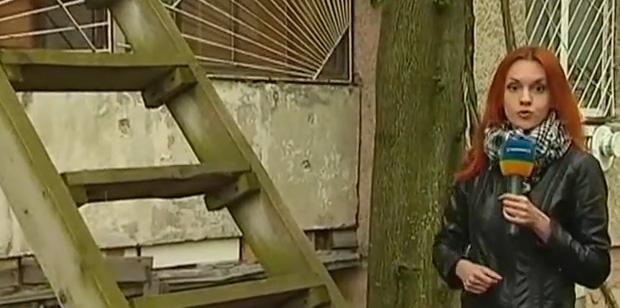 Чоловік не впустив журналістку Наталію Фармус, яка хотіла потрапити у помешкання по драбині | Фото: Скрін з відео