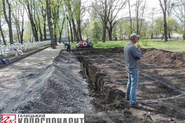 Наразі на місці поховання бійців батальйону Кульчицького комунальники проводять підготовку відведеної території для вста