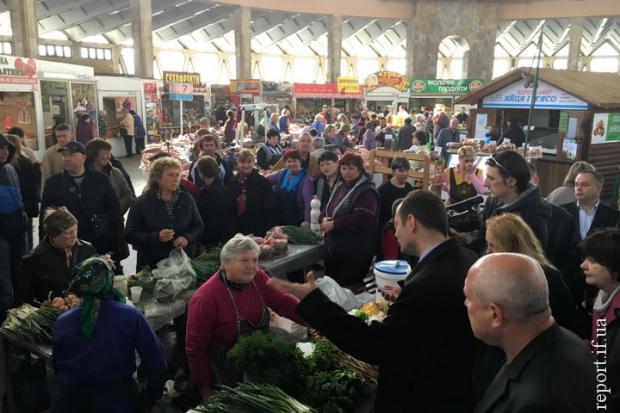 Зустріч мера з директором ринку тривала недовго. Скандальний Халаменда поспілкувався з мером і пошов геть