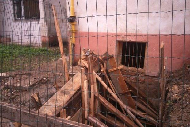 Мешканці будинку на вул. Підвальна, 2а акцентують: не можна на власний розсуд "дірявити" стіни будинку  | Фото