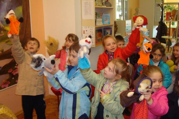 Першокласники навіть спробували поставити у бібліотеці свою міні-виставу